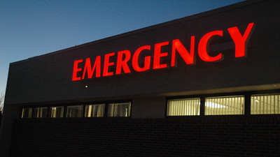 Medium emergency sign on hospital exterior wall 800x450