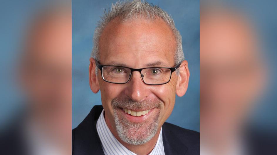 Víctor Gómez named 2025 Illinois Teacher of the Year by ISBE