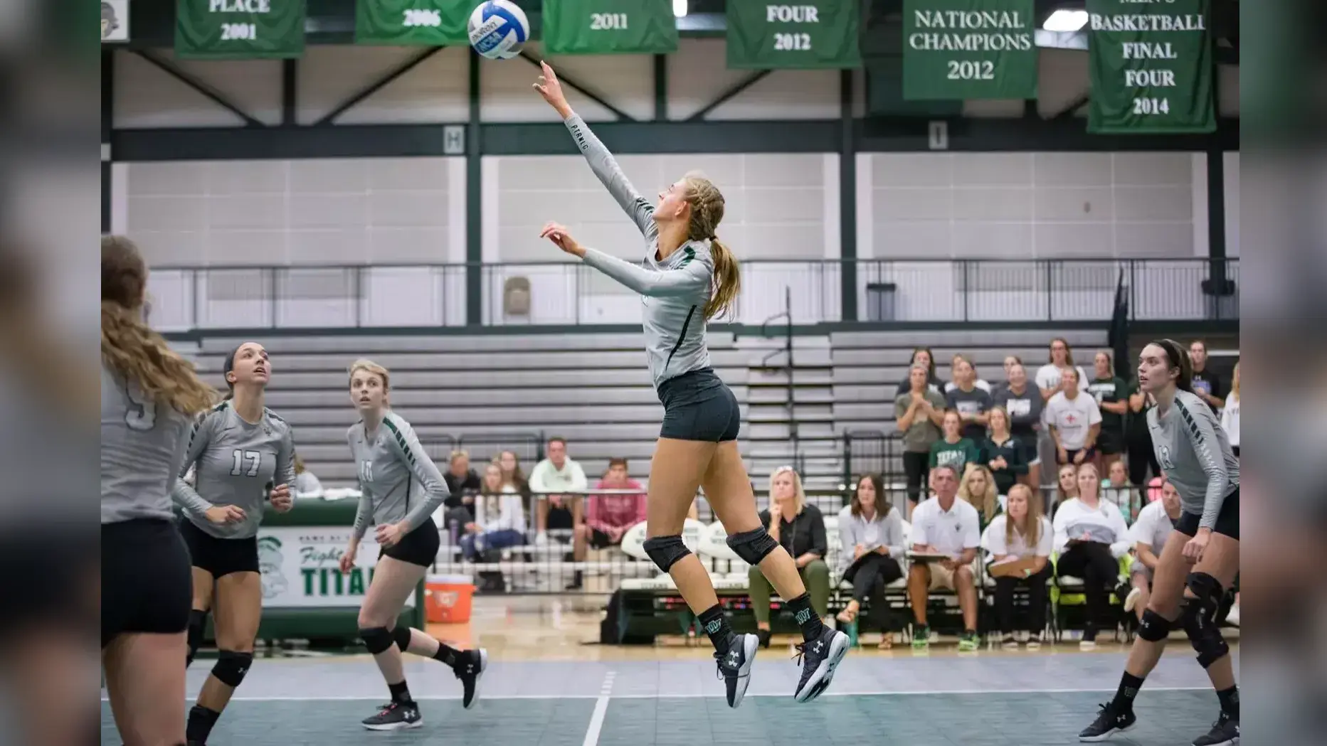 Illinois Wesleyan women's volleyball wins two matches at Blugolds Alumni Weekend Invitational