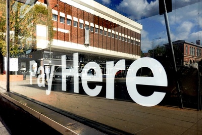 Medium pay here sign 1000x667